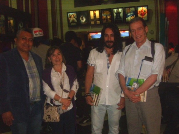 De izquierda a derecha los docentes Hugo Montilla y Luz Marina Sarmiento, junto a Juvel Vielma (actor principal de la película Taita Boves) y Eduardo Barberena director de la película "Cheila, una casa pa´Maita" (Foto: Marlene Otero)