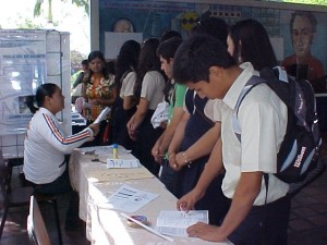 Estudiantes de liceos consultan las carreras que ofrece la ULA Táchira (Foto: Marlene Otero)