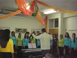 Miembros del Coro junto a su director el profesor Gerardo Rondón durante un concierto (Foto: Archivos Prensa)