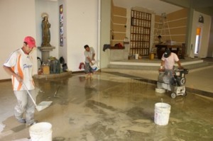 trabajadores reparan el piso en la capilla universitaria