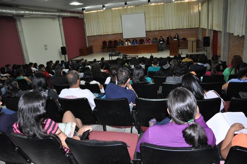 Profesora Mery López de Cordero, directora de la Escuela de Educación, en su intervención resaltó los valores, derechos y autonomía que tienen los estudiantes universitarios al ingresar a la ULA (Fotografía: L. Altuve)