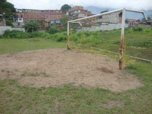 El campo alterno de fútbol de la ULA Táchira en su estado actual.
