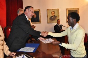 El profesor José María Andérez, Secretario de la ULA, presidió el emotivo acto y pidió a los estudiantes angoleños ser embajadores de la institución universitaria en su país (Fotografía: R. Pico)