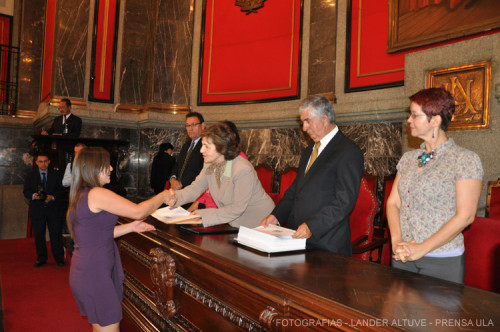 La entrega se realizó en el Aula Magna bajo la responsabilidad de la vicerrectora académica Dra. Patricia Rosenzweig Levy. (Fotografía: Lander Altuve) 