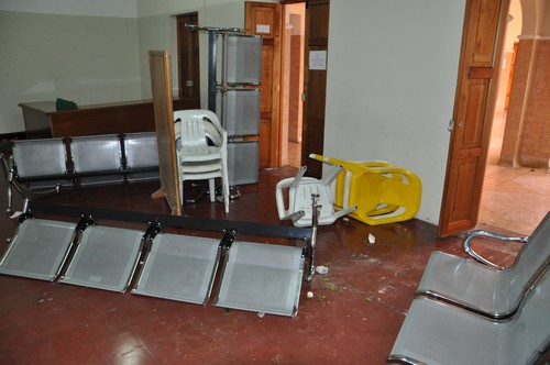  Así quedaron las sillas de la sala de espera del Camiula