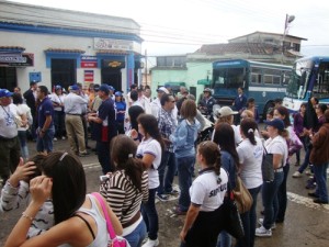 Los profesores, estudiantes y empleados universitarios, en su llegada a la Residencia de Gobernadores (fotografía: Néstor Rodríguez)