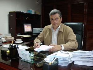 El profesor Manuel Molina Barreto, director de Ofiseula, nos aportó información de interés para todos los trabajadores universitarios. (Foto: RDF) 