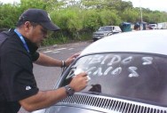 Muchos conductores se solidarizaron con la protesta y voluntariamente accedieron publicitar los motivos de la protesta de Siprula en sus vehículos (foto: A. González)