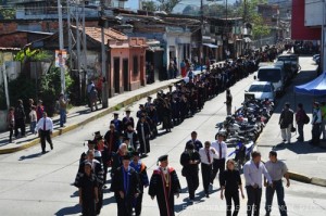 Las calles de la ciudad de Mérida sirvieron para el recorrido del cortejo protocolar de los universitarios  (Fotografía: R. Pico )