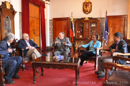 Encuentro de las autoridades universitarias con el profesor Francisco Paco Tirado de la Universidad Complutense de Madrid (Foto Ramón Pico)