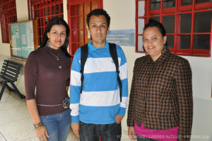 Bachilleres Marling Andreína Cárdenas, Miguel Arcángel Florián y Anaís Rosales, organizadores de las jornadas estudiantiles que busca promover el mundo de las letras y la literatura (Fotografía: L. Altuve)