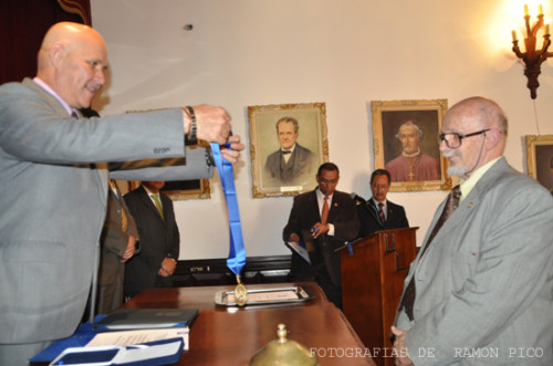 La Orden Dr. Diego Carbonell Espinel fue entregada al profesor de origen francés, Jean Louis Salager. (Foto: Ramón Pico)