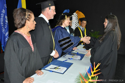 . Entrega de títulos por la Vicerrectora Académica a los 7 primeros egresados en Estadística de la Salud en Tovar.