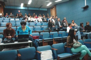 Los estudiantes fueron llegando poco a poco, pues a la hora de la instalación de la Jornada, muchos estaban en clases. (Fotografía: Sócrates Pérez