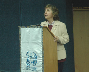 La Dra. Patricia Rosenzweig Levy recordó la realización del Curso de Inducción Virtual de  Servicio Comunitario que ofrece la ULA. (Fotografía: Sócrates Pérez). 