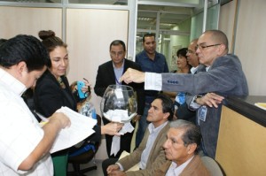 Representantes de las diferentes dependencias universitarias participaron en el sorteo. (Foto: Carlos Castro) 