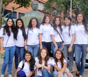 El grupo de alumnas que llevan adelante tan importante proyecto en pro de la paz comunitaria. Maxuyn Ovallos, Heila Zambrano, Kristh Lara, María Gabriela Molina, María Gabriela Navas, Zenddy Ramírez, María Fernanda Márquez, Mileidy Rey y Maribi Fajardo. (Fotografía: Ana Solivey Zambrano)