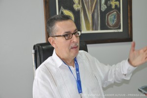 Profesor Luis Alfredo Angulo, invita a la comunidad universitaria y merideña a participar de todas las actividades previstas por el 55 aniversario de la Escuela de Educación  (Fotografía: L. Altuve)