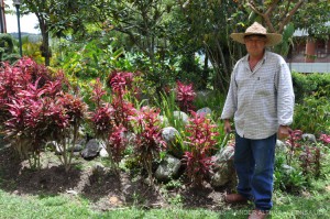 Profesores, empleados, estudiantes y obreros recibirán un merecido reconocimiento por la labor y el servicio prestado en la Escuela de Educación de la ULA, entre ellos el señor Teresio Sosa, quien con su trabajo en las áreas verdes hace más humano y estético el ambiente de la Facultad de Humanidades y Educación (Fotografía: L. Altuve)