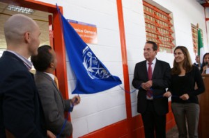 La máxima autoridad administrativa de la ULA y el decano de la Facultad de Farmacia y Bioanálisis en el acto central de inauguración. (Foto: RDF) 