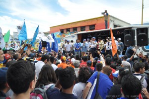 La dirigencia gremial y estudiantil de la ULA tuvo intervenciones breves pero contundentes al final del recorrido.(Foto: Prensa ULA)