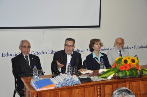  El decano de la Facultad de Humanidades y Educación, profesor Luis Alfredo Angulo, consideró que esta celebración fue la oportunidad para impulsar la creación de un foro que permita definir una agenda que alimente el estado y pensamiento social de Venezuela y de la ULA (Fotografía: R. Pico)