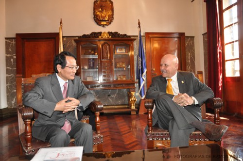 El embajador de Japón en Venezuela, señor Tetsusaburo Hayashi, en su primera visita a Mérida, expresó que la ciudad es tranquila y su gente es amable (Fotografía: R. Pico)