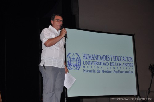 El director de la Escuela de Medios Audiovisuales, profesor Francisco Quiñones, dijo que en el Centro Cultural Tulio Febres Cordero fue proyectada “Travesía”, última producción audiovisual realizada por los estudiantes que captó la atención de los presentes (Fotografía : R. Pico)