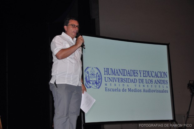 Explicó el profesor Francisco Quiñónez que la publicación próxima a salir estará acompañada por un DVD contentivo de los cortometrajes realizados, trabajo literario y audiovisual con el que esperan marcar pauta en beneficio de la Universidad de Los Andes, la comunidad y el país (Fotografía: Archivo Prensa ULA)