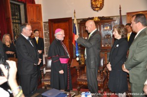 El rector Mario Bonucci Rossini impone la condecoración “Doctor Caracciolo Parra y Olmedo” a Monseñor Aldo Giordano. (Foto: Lánder Altuve).