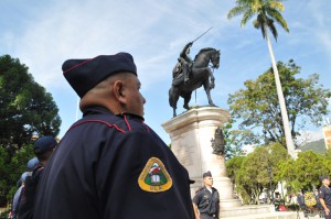 La vicerrectora académica, Dra. Patricia Rosenzweig Levy, deseo larga vida  institucional  a los Bomberos Universitarios.  (Foto; Ramón Pico) 