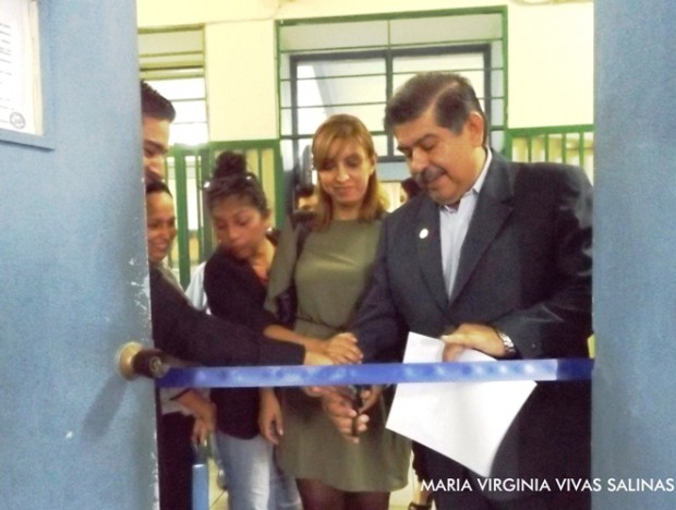 Los profesores Deysy Ramírez y Omar Pérez Díaz, junto a personal del área, inauguran la Sala de Computación recién dotada (foto: María V. Vivas)