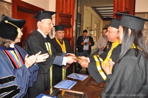 El padrino de la promoción Dr. Francisco Romero recibió reconocimiento especial.  (Foto: Ramón Pico)