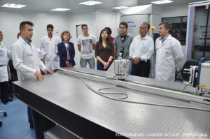 Equipo de investigación y desarrollo ubicados en sala limpia para mayor calidad de las películas delgadas.   (Foto: Lánder Altuve)