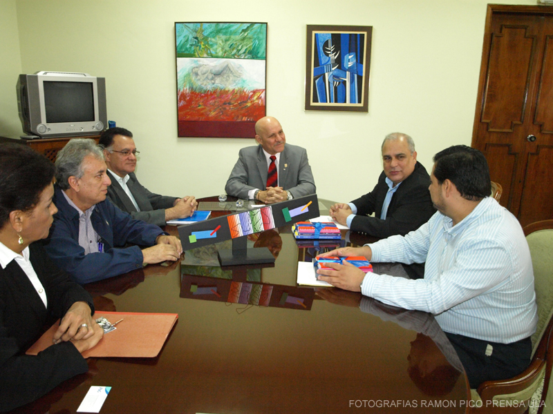 Representantes de Procter and Gamble Venezuela reunidos con Rector y profesores de la ULA (Foto Ramón Pico)