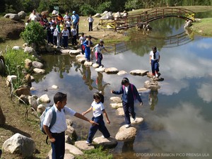 Los niños recorrieron el parque Jardín Botánico en el marco del cierre del Programa de Educación Ambiental 2010 (Fotografía: R. Pico)