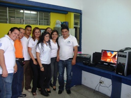 Los representantes del Centro de Estudiantes con parte de la dotación asignada por la Gobernación del estado Táchira. (fotografía: María Virginia Vivas)