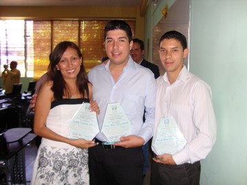 Los profesores  Lisbeth Paillacho, Omar Alexis Pérez Carrero y Marino Sánchez  homenajeados por su labor en pro del proyecto. (Fotografía: María Daniella Omaña)