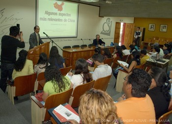 El Ministro Consejero de la República Popular de China, señor Chen Ping, se dirigió en primera instancia a los estudiantes, porque considera que estos son los llamados a transformar el país (Fotografía: L. Altuve)