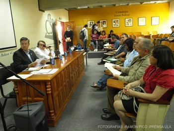 La Cátedra Simón Bolívar de la Facultad de Humanidades sirvió de escenario para la disertación de diversos temas correspondientes al Bicentenario de la Independencia (Fotografía: R. Pico)