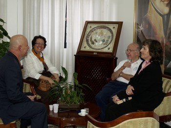 El profesor Roald Hoffman fue recibido por el profesor Mario Bonucci, rector de la ULA, así como por la profesora Patricia Rosenzweig, vicerrectora académica (Fotografía: Nelson Espinoza)