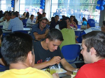 Alumnos disfrutan  su primer almuerzo en el comedor universitario (Foto: Marlene Otero)